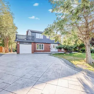 Holiday home Stunning 7 Bedroom Rougeview With 2 Kitchens, 5 Bathrooms, Amazing Backyard & 8-car Parking, Toronto